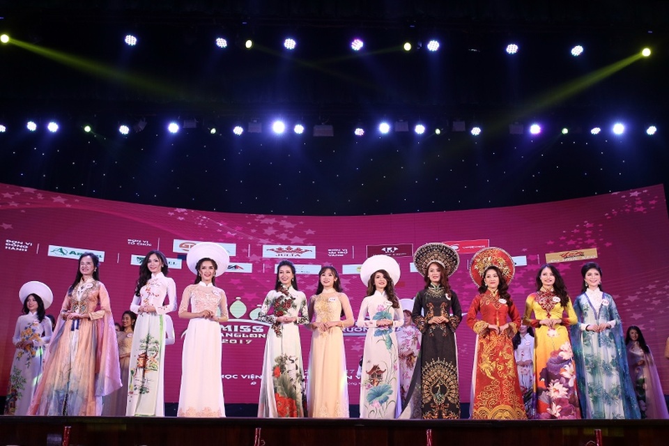 Nữ sinh Hà Tĩnh đăng quang Hoa khôi Imiss Thăng Long 2017 - 1
Điểm mới của đêm Chung kết năm nay là thí sinh chỉ phải trải một phần thi trình diễn trang phục duy nhất trước khi ban giám khảo chọn ra top 10 thí sinh bước vào phần thi ứng xử.