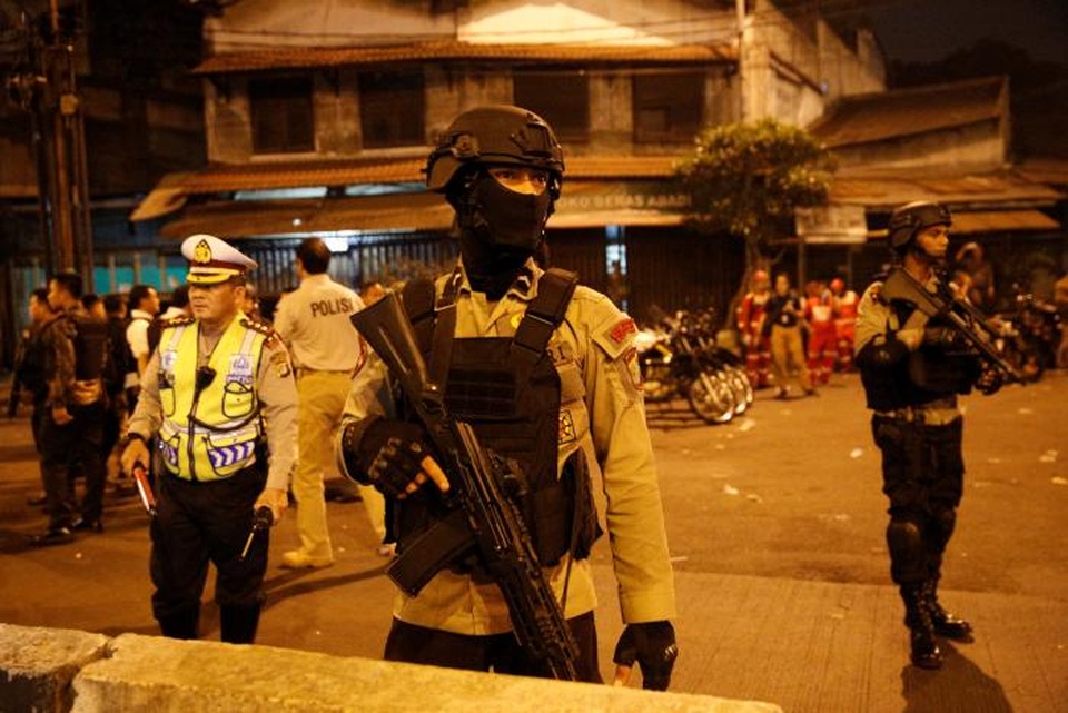 Hai vụ nổ bom rung chuyển thủ đô của Indonesia, 5 người chết - 5
Hiện trường vụ nổ được phong tỏa. (Ảnh: Reuters)