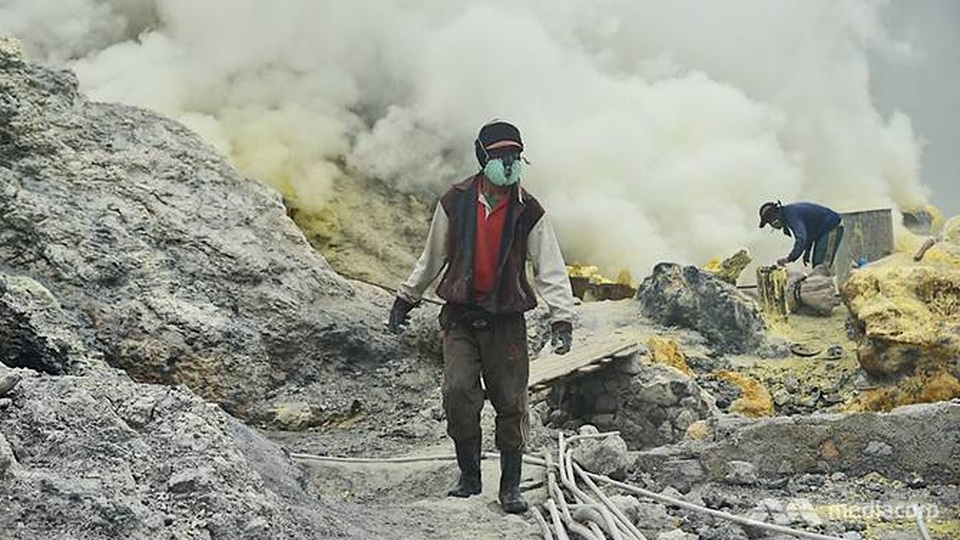 
Ông Yatim, một thợ mỏ khai thác lưu huỳnh (Ảnh: CNA)
