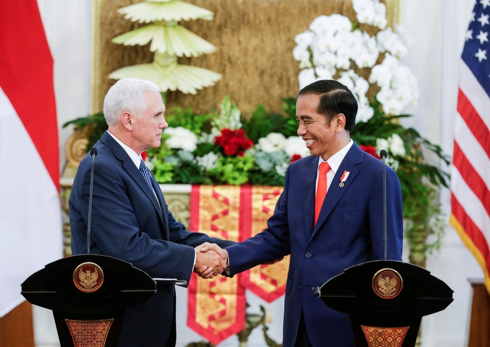 Phó Tổng thống Mỹ thăm nhà thờ Hồi giáo lớn nhất Đông Nam Á - 3 Ông Pence bắt tay ông Widodo trong cuộc họp báo chung tại cung điện Merdeka ở Jakarta.
