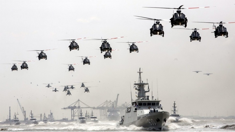 Ba nước Đông Nam Á tuần tra chung trên biển - 1
Trực thăng Indonesia và các tàu chiến trong lễ kỷ niệm 69 năm ngành thành lập Lực lượng vũ trang Indonesia năm 2014. (Ảnh: EPA)