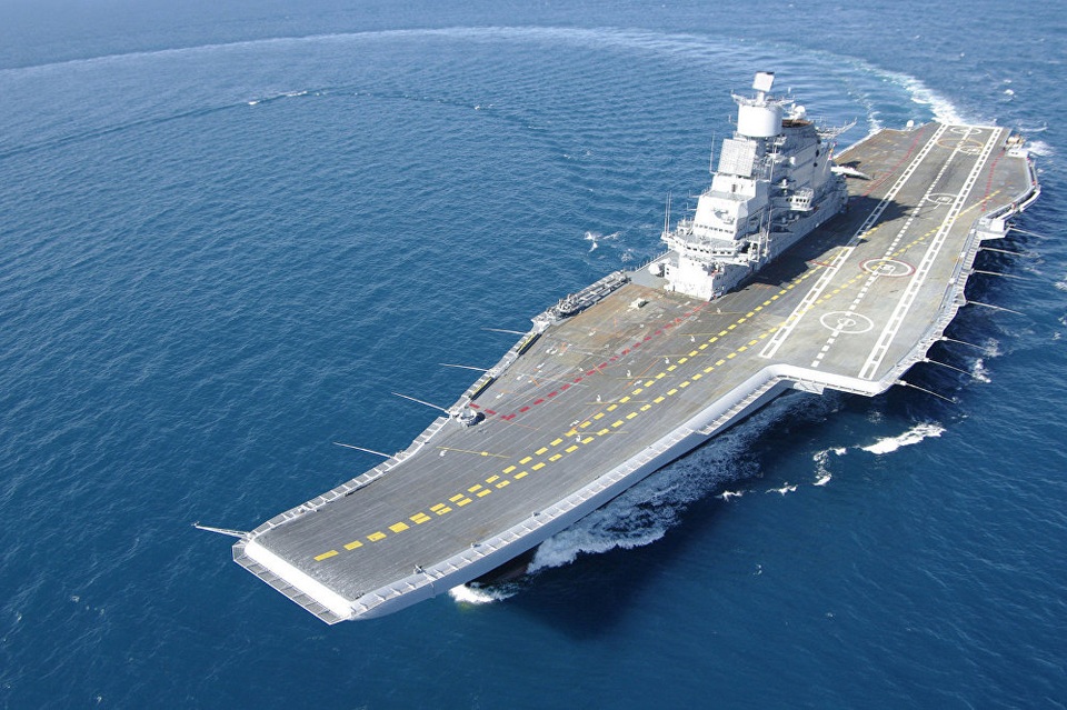 Tàu sân bay INS Vikramaditya của Hải quân Ấn Độ bắt đầu đi vào hoạt động từ năm 2013. Nguyên bản của tàu sân bay này là tàu sân bay lớp Kiev, phục vụ trong lực lượng hải quân Liên Xô và sau này là Hải quân Nga với tên Đô đốc Gorshkov, trước khi dừng hoạt động vào năm 1996. Năm 2004, Ấn Độ đã mua lại tàu sân bay này và tiến hành nâng cấp, sau đó đổi tên thành tàu sân bay INS Vikramaditya (Ảnh: Indian Navy)