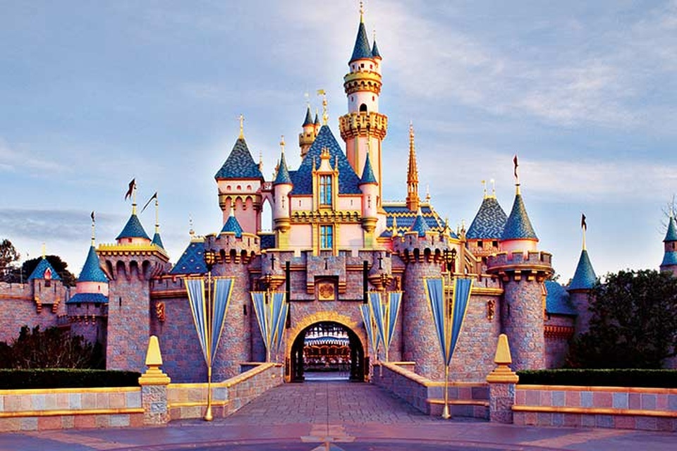 Điểm đến được lượng khách check in nhiều nhất trên Instagram chính là Disneyland, nơi biến giấc mơ của trẻ em và cả người lớn thành hiện thực. Disneyland có tới 14 triệu lượt check in và gắn thẻ tag, xứng đáng nằm ở vị trí đầu bảng.