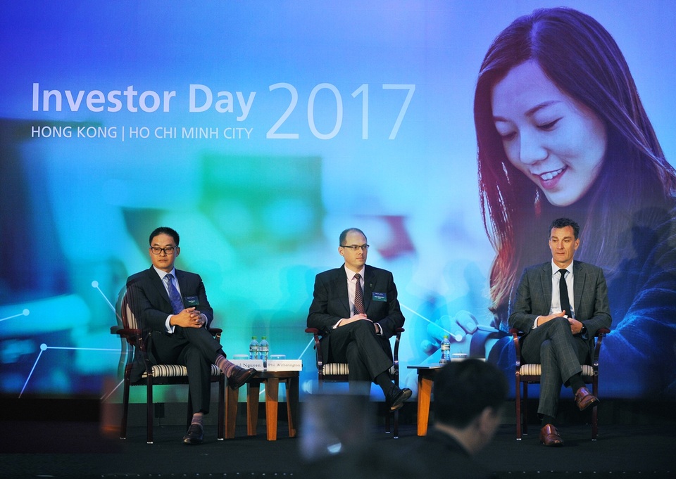 Manulife tổ chức Hội nghị Nhà Đầu tư Toàn cầu mang dấu ấn lịch sử tại Việt Nam - 1 Ông Roy Gori - Tổng Giám đốc Tập đoàn Manulife Financial (bên phải), Ông Philip Witherington - Tổng Giám đốc lâm thời của Manulife Châu Á (giữa) và Ông Paul Nguyễn - Tổng Giám đốc Manulife Việt Nam (trái) chia sẻ về tiềm năng và cơ hội đầu tư tại Châu Á và Việt Nam tại Hội nghị Nhà Đầu tư Toàn cầu