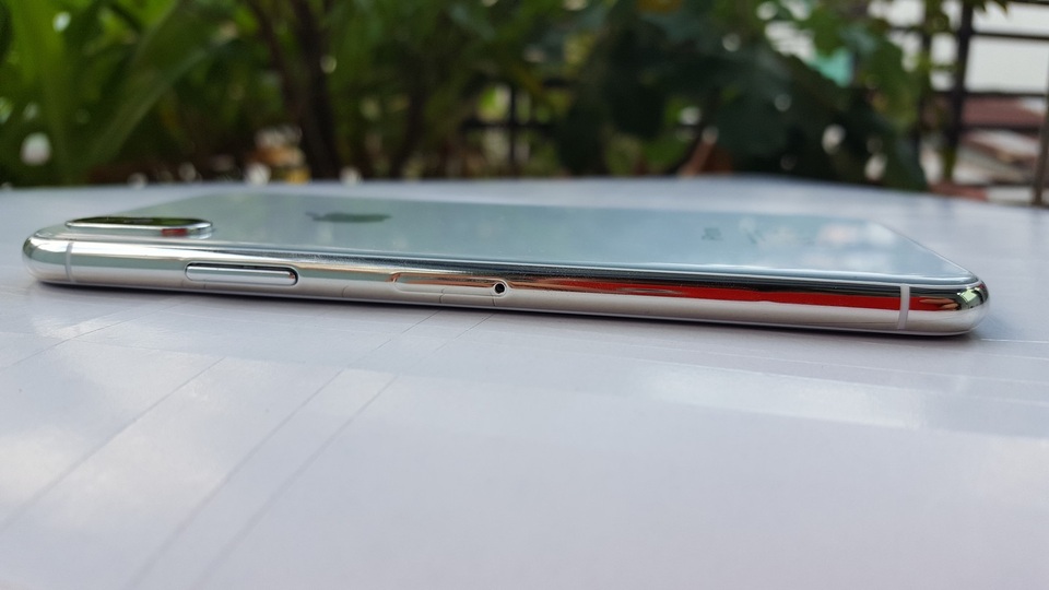 
Cạnh phải là nút nguồn được thiết kế lớn hơn đôi chút cùng khe cắm thẻ SIM. Nút nguồn thiết kế lớn được dự báo sẽ có cảm biến vân tay.
