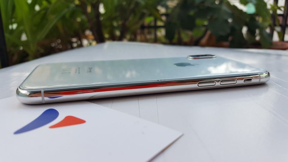 Cạnh viền của máy vẫn tiếp tục sắp xếp tương đối như thế hệ trước, gồm nút âm lượng và gạt chuyển chế độ ở cạnh trái.