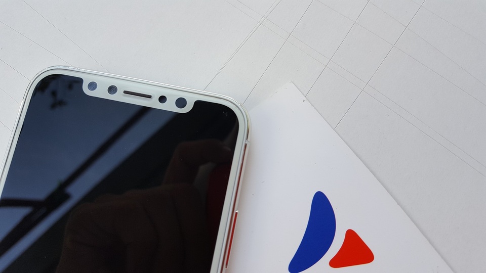 Bên cạnh camera, có thêm một cảm biến khác, dự đoán đó sẽ là cảm biến mống mắt. Một tính năng lần đầu tiên xuất hiện trên iPhone mới, thay thế cho cảm biến vân tay.