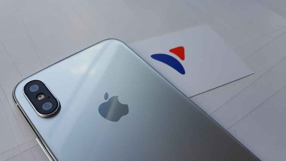 Cụ thể, mặt lưng của máy sử dụng kính cường lực, đi kèm là cụm camera kép đặt dọc với đèn flash LED 2 tông màu.