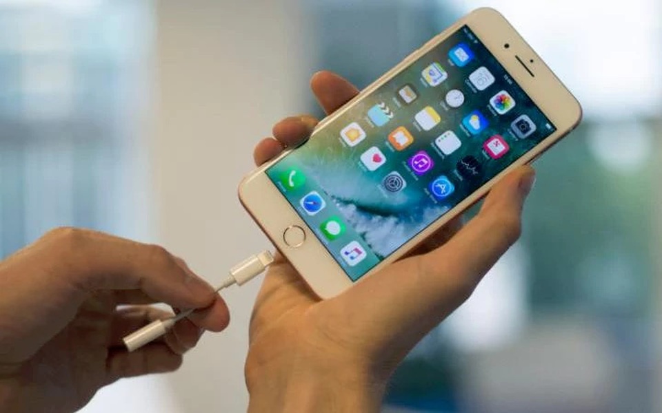 Chết vì điện giật khi đang sạc pin iPhone trong nhà tắm - 1
Cắm điện thoại trong nhà tắm là cực kỳ nguy hiểm.
