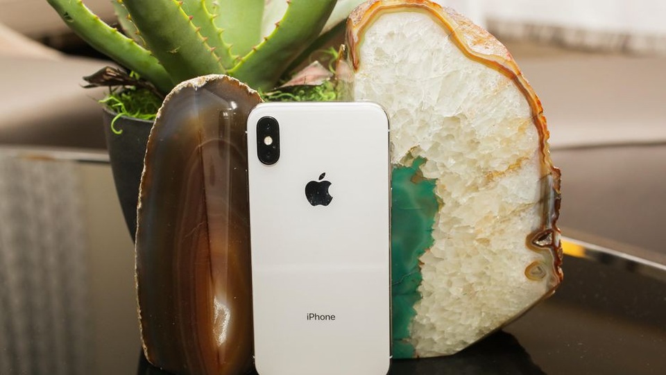 Ngắm những hình ảnh mở hộp iPhone X đầu tiên trên thế giới - 6 Mặt lưng của máy sử dụng chất liệu kính kết hợp cùng khung viền kim loại nguyên khối. Điểm nhấn trong thiết kế này đó là camera được đặt dọc thay vì ngang như iPhone 8 Plus. Apple cũng tích hợp khả năng kháng bụi nước đạt chuẩn IP68 cho thiết bị cao cấp nhất của hãng.