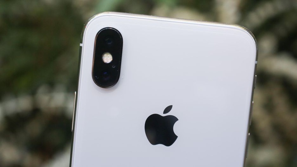 Ngắm những hình ảnh mở hộp iPhone X đầu tiên trên thế giới - 7 Hệ thống camera kép này có độ phân giải 12 MP, hơi lồi hơn so với thế hệ iPhone 8 Plus bởi nó sử dụng cảm biến lớn hơn, tích hợp chống rung quang học cho cả hai camera. Và đi cùng đó hệ thống đèn nâng cấp lên Quad LED, giúp tạo ra ảnh tốt hơn, đặc biệt là ảnh chân dung. Do đó, kích thước cũng được gia tăng lên so với thế hệ iPhone 8 Plus.
