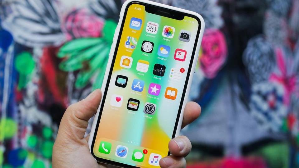 Ngắm những hình ảnh mở hộp iPhone X đầu tiên trên thế giới - 3 Về iPhone X, đây là dòng sản phẩm đánh dấu kỷ niệm 10 năm ra mắt thế hệ iPhone đầu tiên. Sản phẩm này có sự thay đổi lớn trong thiết kế, đặc biệt là màn hình cạnh và lần đầu tiên loại bỏ nút home vật lý.