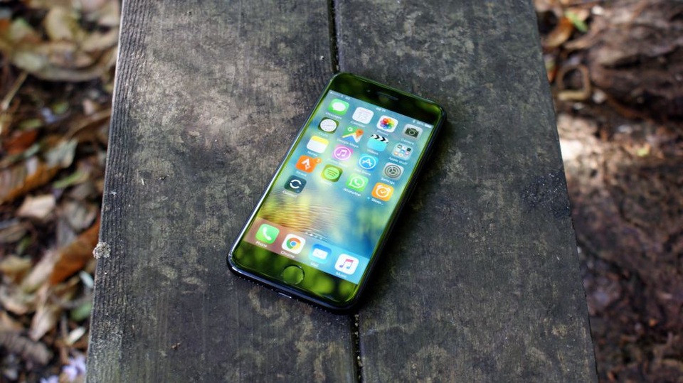 iPhone 8 vẫn chưa có sạc không dây: nỗi thất vọng lớn? - 1
Trong khi Samsung đã sử dụng công nghệ sạc pin không dây từ lâu thì Apple vẫn còn chưa biết đến bao giờ.