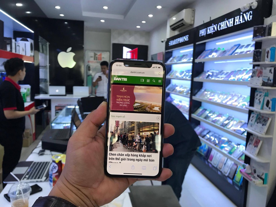 iPhone X đầu tiên về Việt Nam giá 68 triệu đồng đã có người mua ngay lập tức - 3 iPhone X đầu tiên về Việt Nam giá 68 triệu đồng đã có người mua ngay lập tức - 3