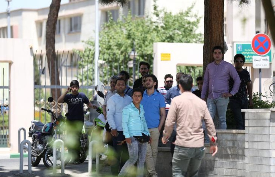 Trụ sở quốc hội Iran bị tấn công, 12 người chết - 4
Người dân Iran tập trung gần trụ sở quốc hội (Ảnh: Reuters)