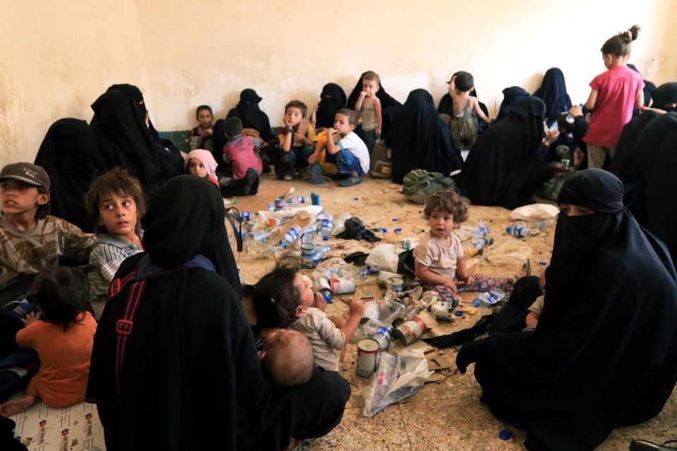 Iraq “xoay sở” với 1.400 vợ con của chiến binh IS - 2 Những phụ nữ và trẻ em là người thân của các tay súng IS tập trung tại Tal Afar, Iraq (Ảnh: Reuters)