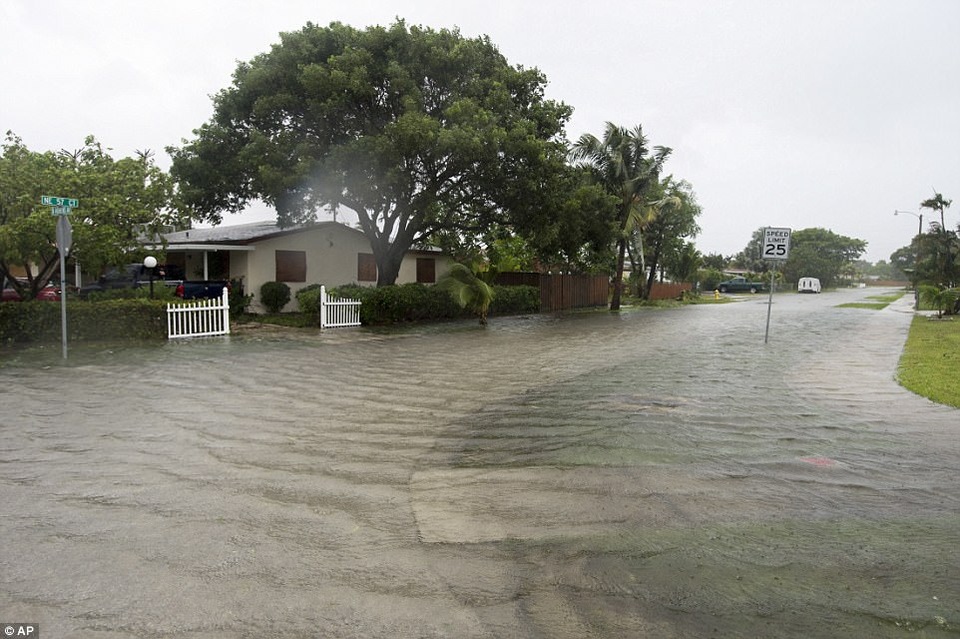 Cận cảnh trận cuồng phong càn quét Florida - 14
Irma là một trong những cơn bão mạnh nhất từng xuất hiện trên Đại Tây Dương và cũng là là cơn bão mạnh nhất tấn công Florida trong 25 năm qua (Ảnh: AP)