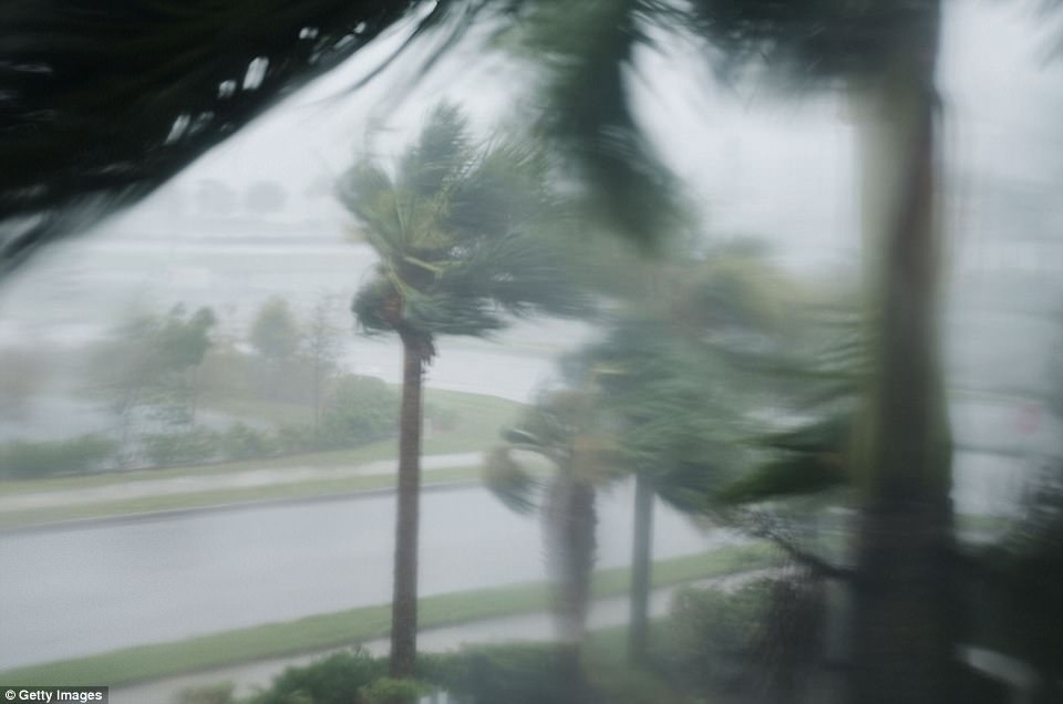 Cận cảnh trận cuồng phong càn quét Florida - 2
Bão Irma, với sức gió lên tới 193km/h, đã đổ bộ vào miền nam bang Florida sáng sớm ngày 11/9 giờ địa phương (Ảnh: Getty)