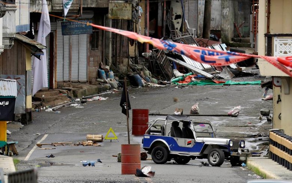 Phiến quân chiếm đóng thành phố của Philippines “bỏ của chạy lấy người” - 1
Phiến quân Maute đã cắm cờ của IS sau khi chiếm đóng Marawi. (Ảnh: Reuters)