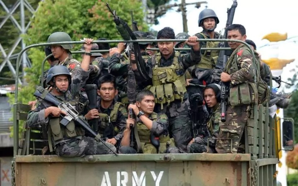 300 tay súng ủng hộ IS tấn công trường học ở Philippines - 1 Quân đội Philippines chiến đấu với các phiến quân tại Marawi (Ảnh: AFP)