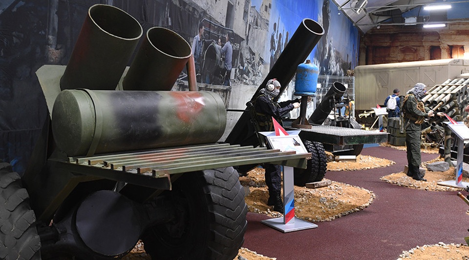 Nga trưng bày vũ khí "chắp vá" của IS tại triển lãm quân sự - 3
(Ảnh: Sputnik)