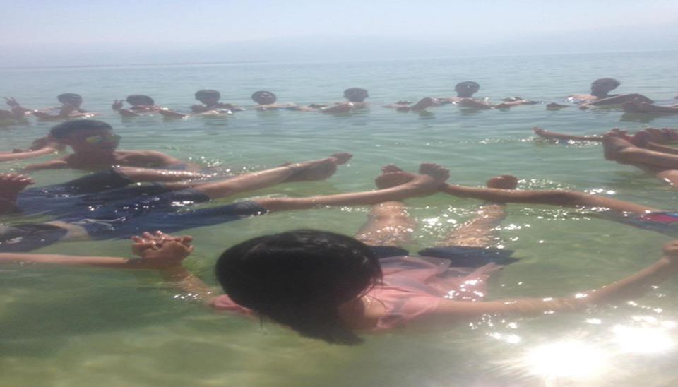 Kỳ thực tập mơ ước tại “vườn địa đàng trên sa mạc” của Israel - 4 
Cảm giác được nằm nổi bồng bềnh trên mặt nước Biển Chết.