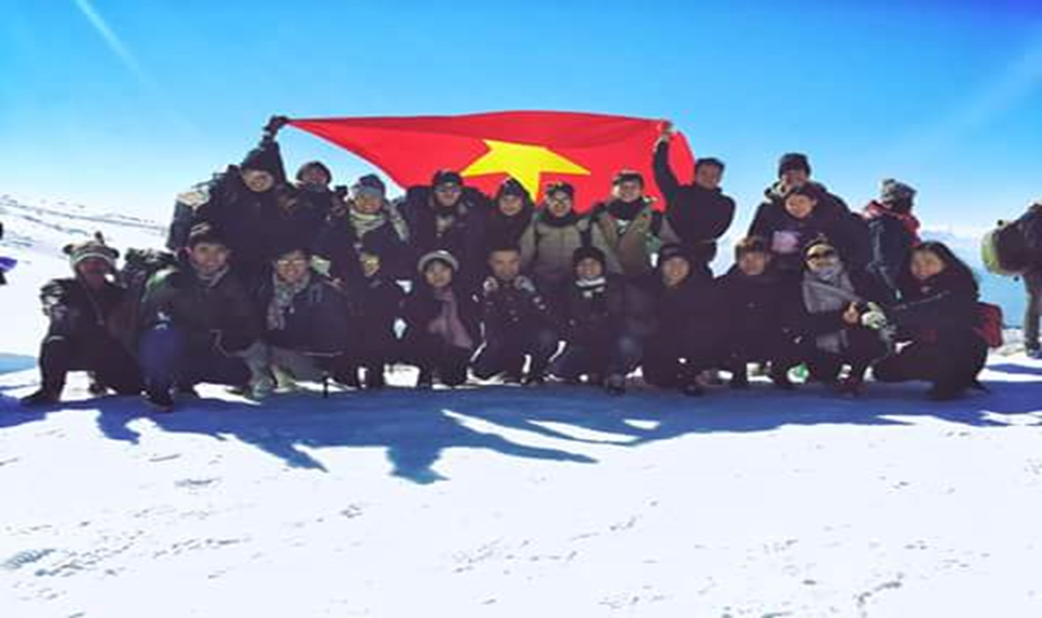 Kỳ thực tập mơ ước tại “vườn địa đàng trên sa mạc” của Israel - 7 
Lá cờ Việt Nam phấp phới trên đỉnh núi tuyết