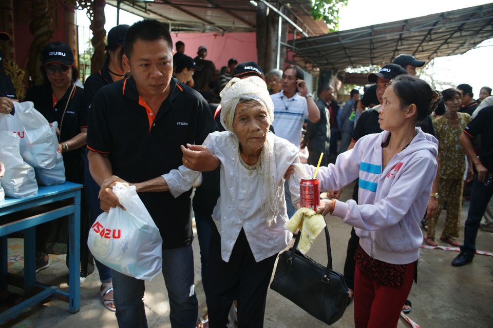 Ấn tượng với lượng tiêu hao nhiên liệu của động cơ dầu Isuzu mu-X và D-MAX - 7 Sáng 9/3, đoàn đi làm công tác thiện nguyện, phát gạo miễn phí tại ngôi chùa Hưng Thạnh cách thủ đô Phnompenh 30km trước khi trở về Việt Nam.