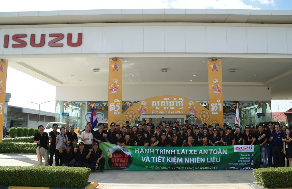 Ấn tượng với lượng tiêu hao nhiên liệu của động cơ dầu Isuzu mu-X và D-MAX - 8 Khoảnh khắc lưu niệm giữa đoàn Isuzu Việt Nam và Isuzu Cambodia.