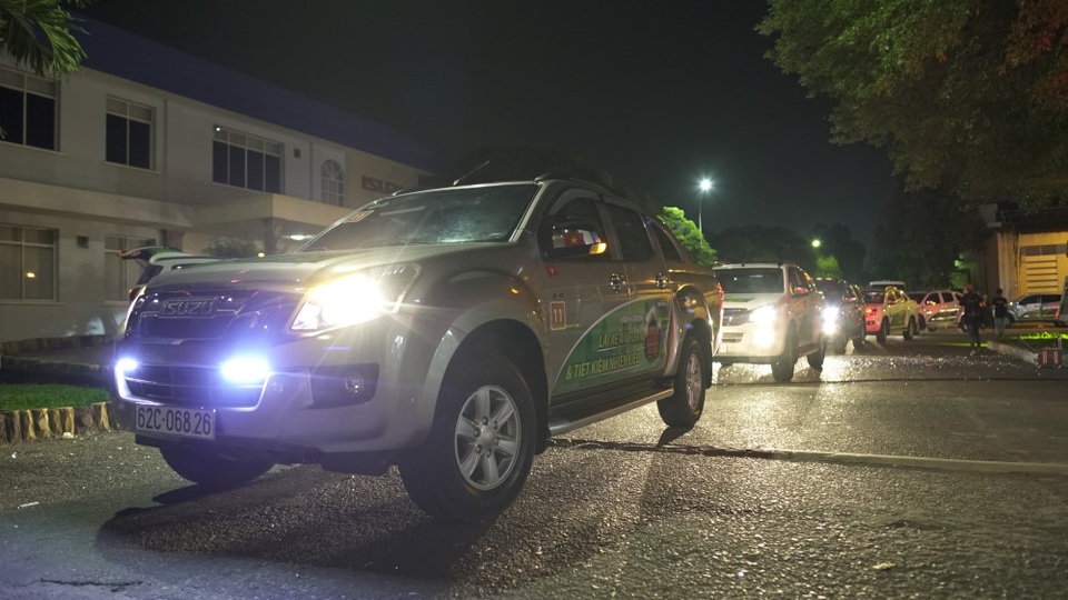 Ấn tượng với lượng tiêu hao nhiên liệu của động cơ dầu Isuzu mu-X và D-MAX - 3 Đoàn caravan rời Sài Gòn lúc rạng sáng 7/4 , chia thành 3 nhóm, có xe dẫn đoàn
