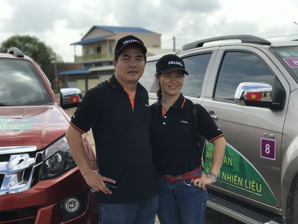 Ấn tượng với lượng tiêu hao nhiên liệu của động cơ dầu Isuzu mu-X và D-MAX - 6
Chiếc xe D-MAX của chị Huỳnh Thị Thanh Hạnh do chồng chị - anh Đoàn Ngọc Anh Vũ (Gò Vấp, TP Hồ Chí Minh) cầm lái đạt con số tiêu hao nhiên liệu thấp nhất, 2,81 lít/243 km.