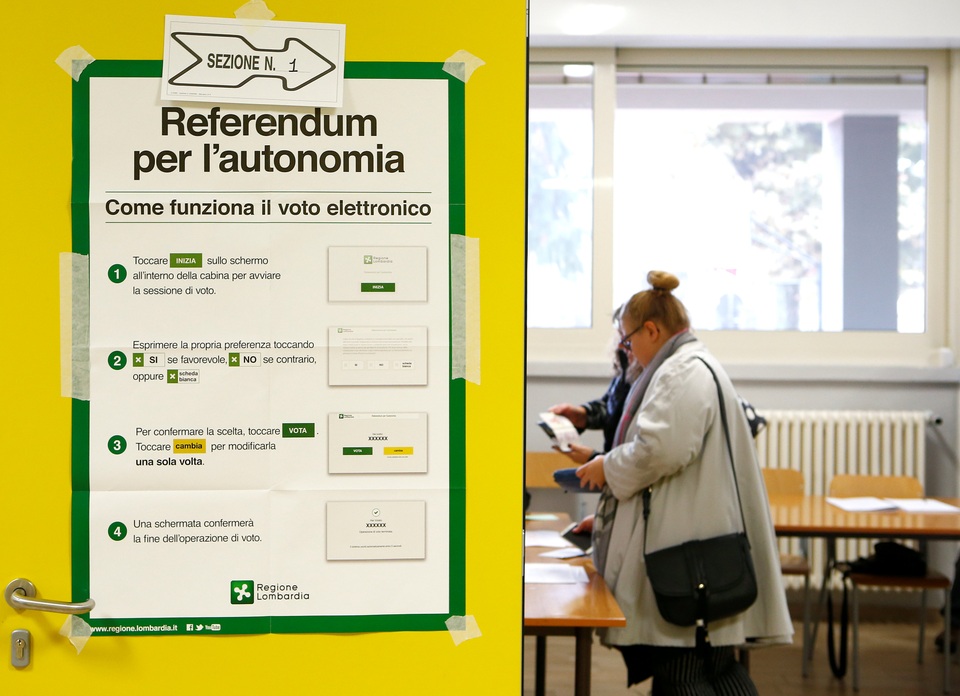 Hai vùng giàu nhất Italy trưng cầu dân ý đòi tự trị - 1 Một điểm bỏ phiếu trưng cầu dân ý tại vùng Lombardy hôm nay 22/10 (Ảnh: Reuters)