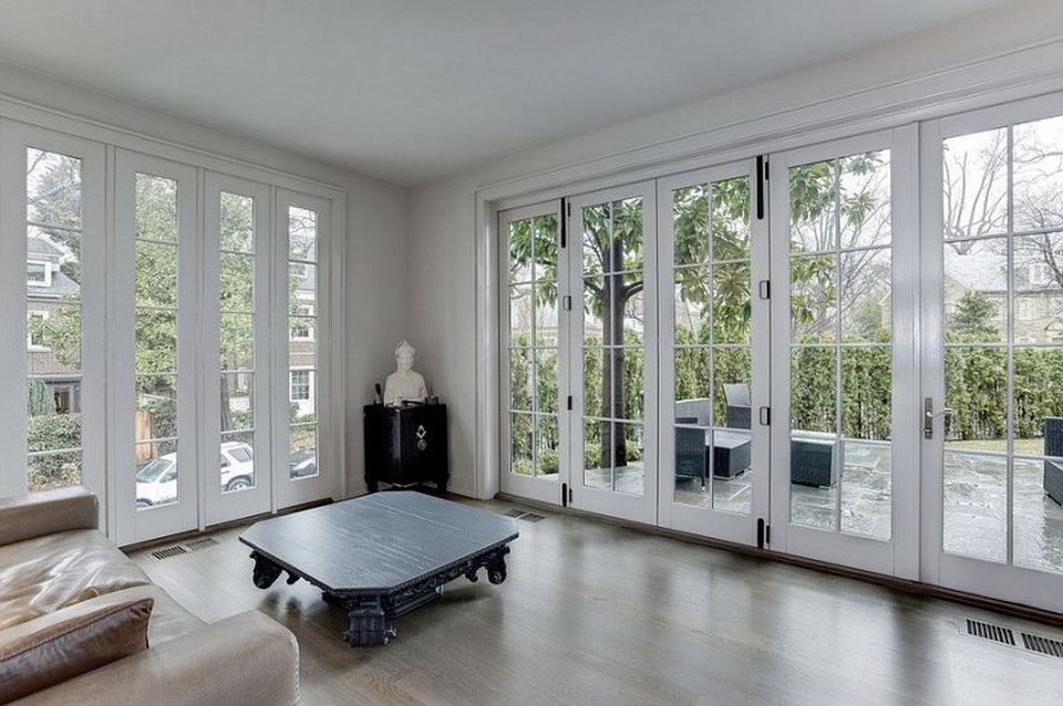 
Biệt thự có nhiều cửa kính để tận dụng ánh sáng tự nhiên.
