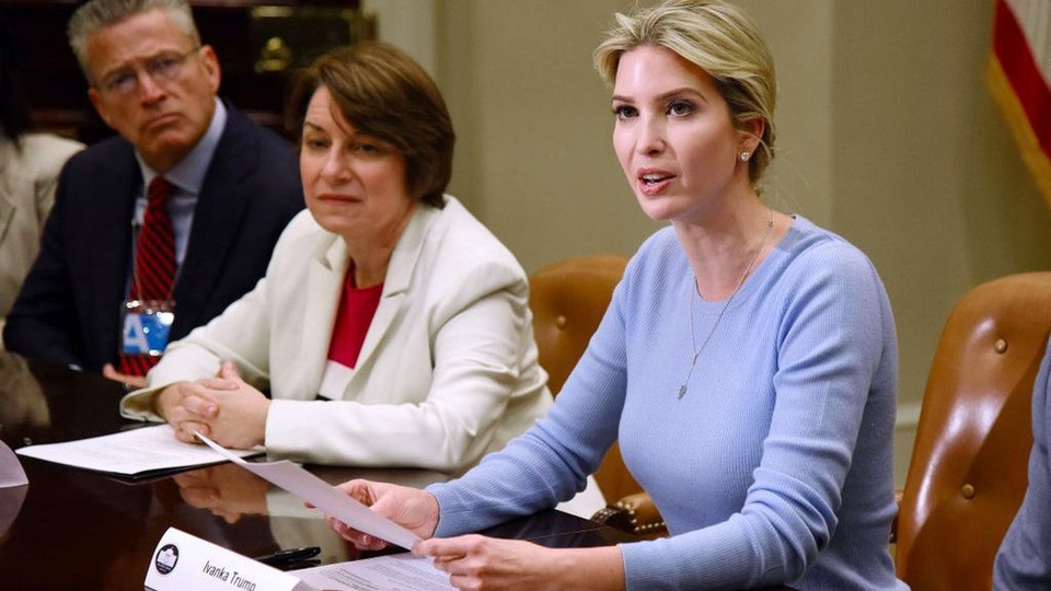 Ivanka Trump thay cha điều hành cuộc họp Nhà Trắng - 1
Ivanka Trump điều hành cuộc họp tại Nhà Trắng thay cha hôm 17/5. (Ảnh: AFP)