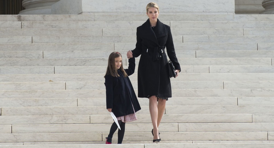 Cháu gái Tổng thống Trump muốn làm lính thủy đánh bộ - 1
Ivanka Trump và con gái Arabella. (Ảnh: Getty)