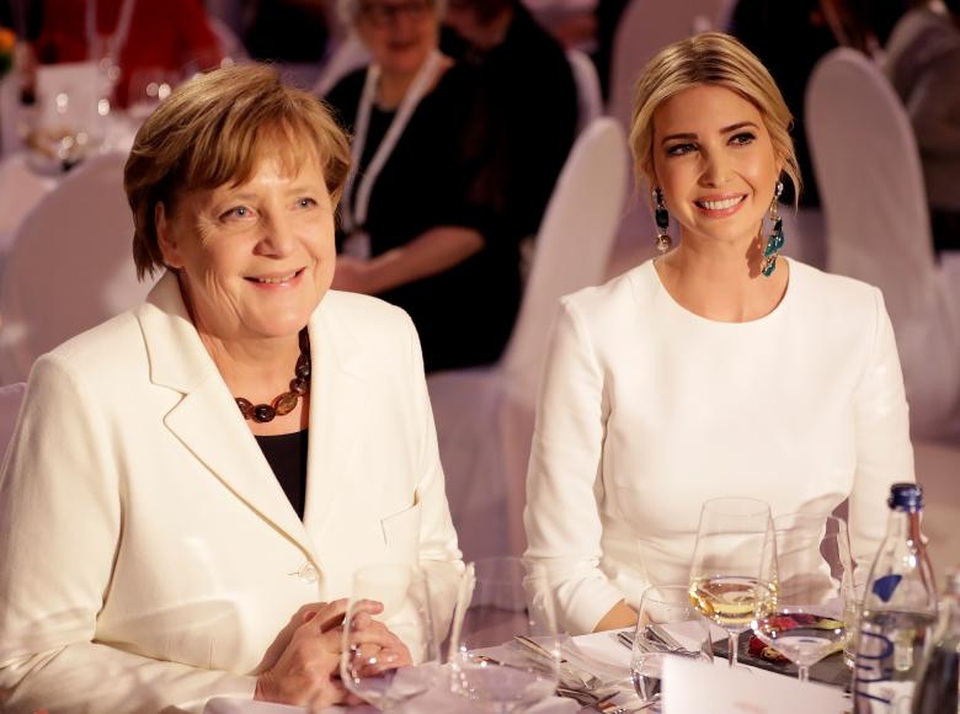 Ái nữ nhà Trump lần đầu ra mắt chính trường thế giới - 1
Ivanka Trump, con gái và cũng là cố vấn của nhà lãnh đạo Mỹ Donald Trump, và Thủ tướng Đức Angela Merkel tham dự một tiệc tối ở Berlin ngày 25/4.