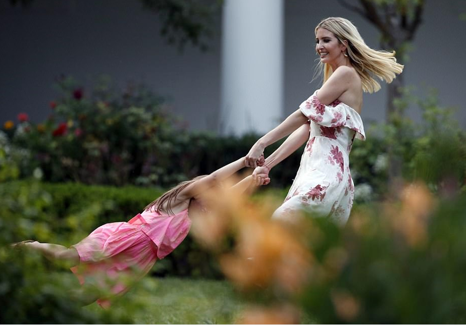 Gia đình ông Trump chơi hết mình trong bữa tiệc ngoài trời tại Nhà Trắng - 6 Ivanka Trump, con gái kiêm cố vấn cấp cao của Tổng thống Trump, chơi đùa cùng con gái Arabella Kushner tại bãi cỏ phía nam Nhà Trắng. (Ảnh: Getty)