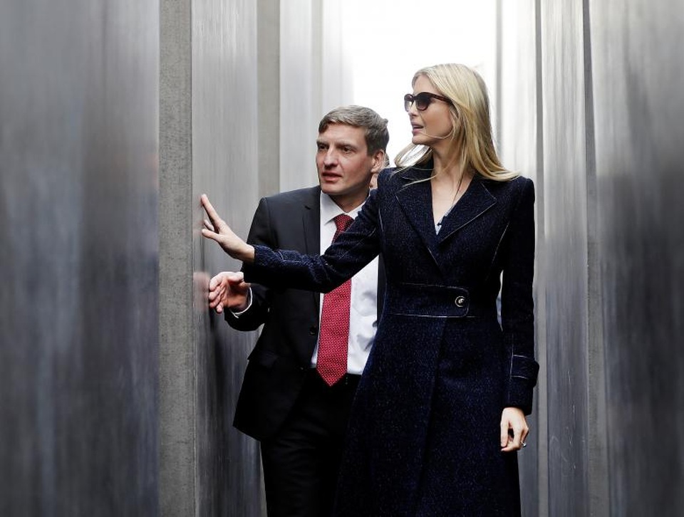 Ái nữ nhà Trump lần đầu ra mắt chính trường thế giới - 9
Ivanka quan sát các bia mộ tại khu tưởng niệm.