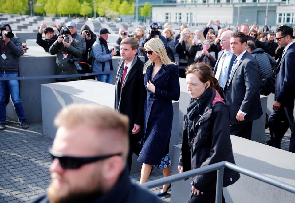 Ái nữ nhà Trump lần đầu ra mắt chính trường thế giới - 8
Ivanka thăm đài tưởng niệm người Do thái bị tàn sát thời Thế chiến II tại Berlin.