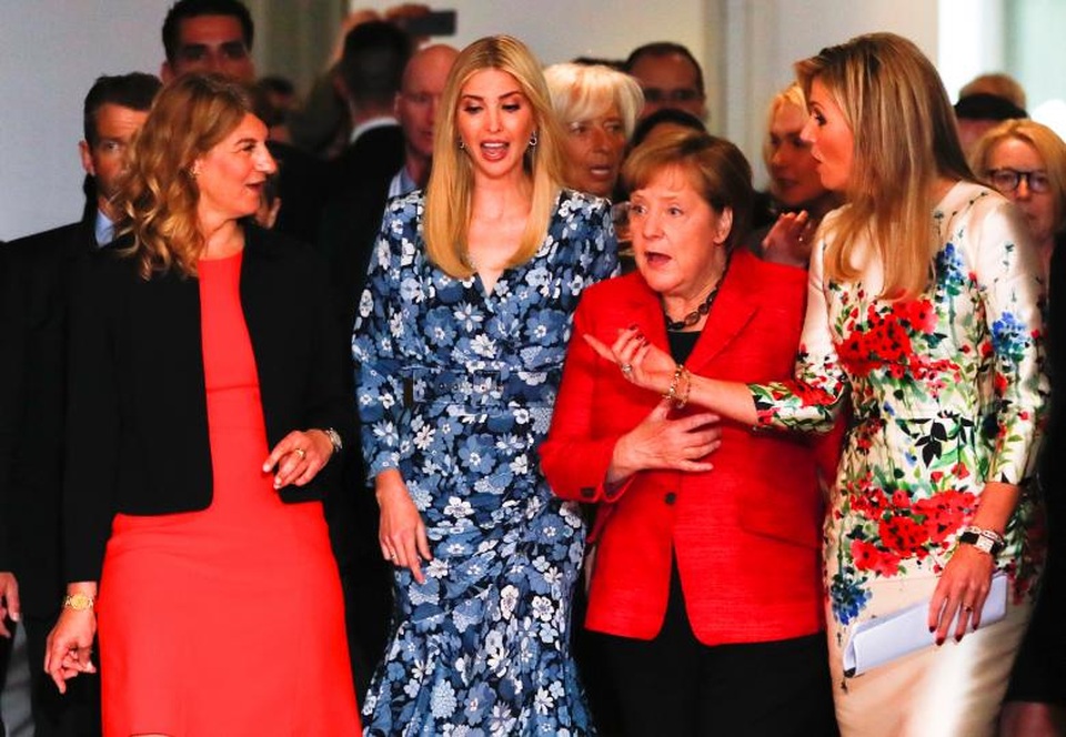 Ái nữ nhà Trump lần đầu ra mắt chính trường thế giới - 4
Hoàng hậu Maxima của Hà Lan (ngoài cùng bên phải) trò chuyện cùng mọi người khi đi ra địa điểm chụp ảnh chung.