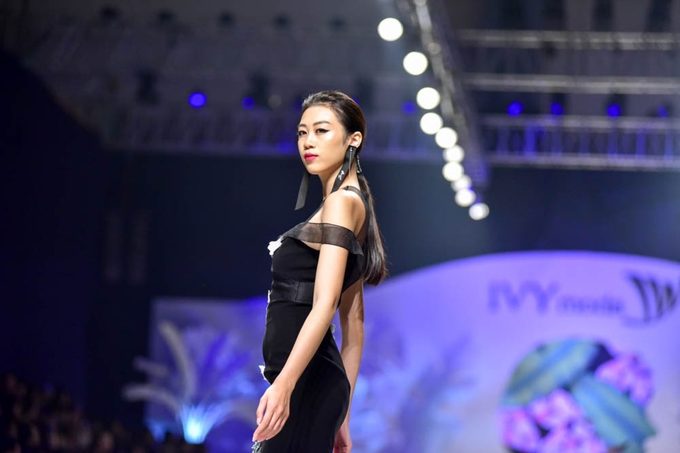 Những đường cong hút bao ánh nhìn.