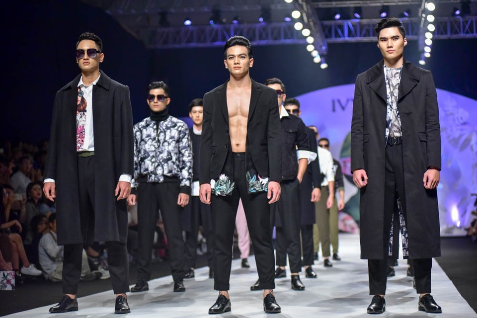 Quán quân Vietnams Next Top Models Quang Hùng (ngoài cùng bên phải) tự tin xuất hiện trong chương trình có cả bạn gái cũ tham gia. Anh và chân dài Chế Nguyễn Quỳnh Châu đã chính thức tuyên bố đường ai nấy đi sau một thời gian dài hẹn hò, để lại nhiều sự tiếc nuối về một cặp đôi đẹp của làng mẫu.