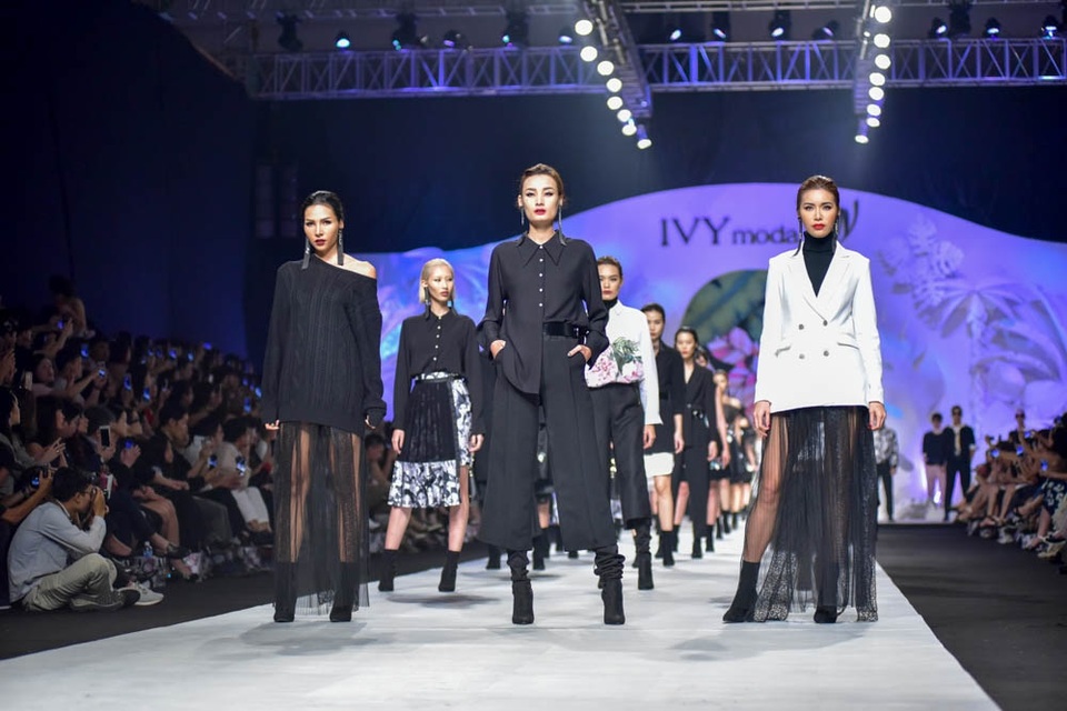 Trong một không gian tối giản nhưng đảm bảo tiêu chuẩn của một show trình diễn thời trang hiện đại, cùng với Hoàng Thùy là sự xuất hiện của siêu mẫu châu Á - HLV The Face Minh Tú, Minh Triệu cùng hàng loạt các tên tuổi khác như Quán quân, Á quân Vietnam’s Next Top Models Ngọc Châu, Hương Ly, Lê Thúy, Quang Hùng,…