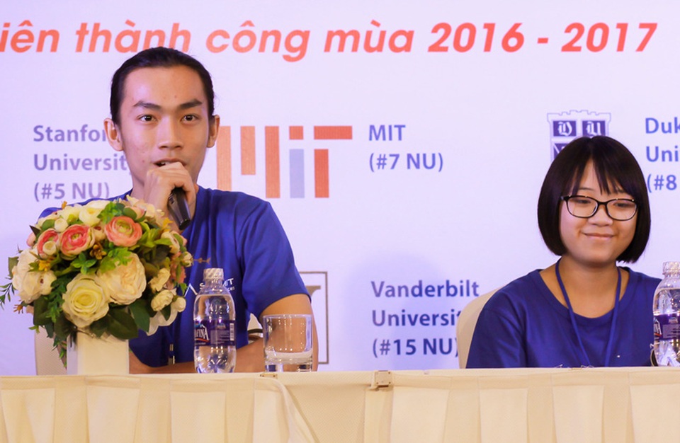 “Tuyệt chiêu” mở cửa nhóm trường bậc nhất nước Mỹ của 9X Việt - 1
Theo Quốc Huy (trái), các tài lẻ giúp bộ hồ sơ của em khác biệt so với nhiều ứng viên ngành khoa học khác.