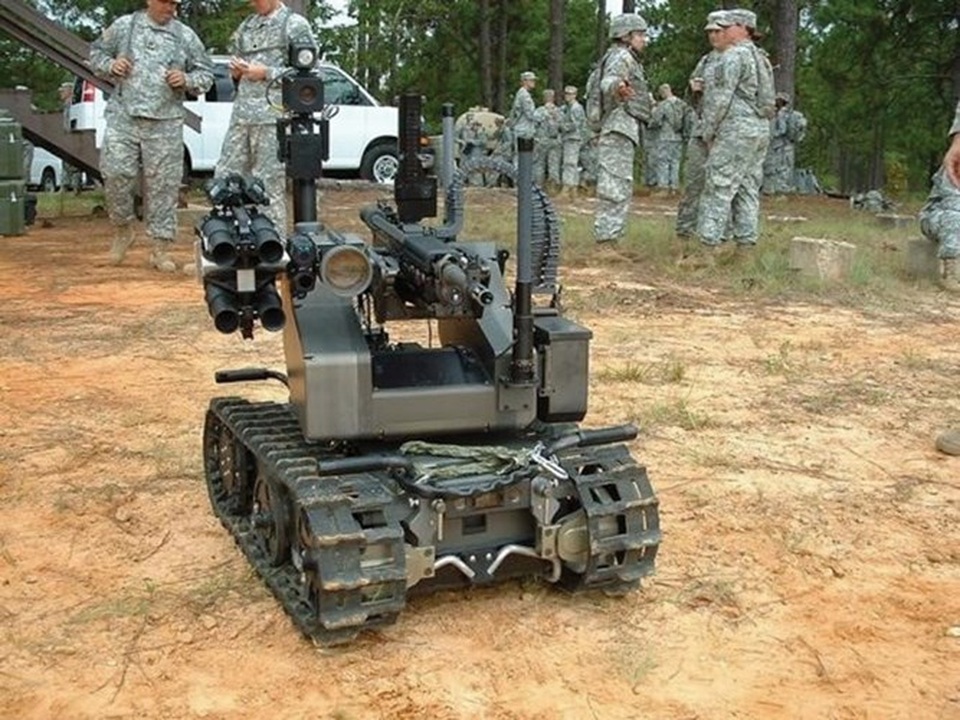 Điểm mặt một số vũ khí đáng kinh ngạc chỉ có trong quân đội Mỹ - 3
MAARS là một robot gỡ bom điều khiển từ xa. Nó khá linh hoạt, có thể tùy chỉnh theo những nhu cầu khác nhau. MAARS được trang bị súng máy MB240 và súng phóng lựu 40mm, một loa phóng thanh và một đèn laser làm chói mắt, một súng gây mê và cả bình xịt hơi cay.