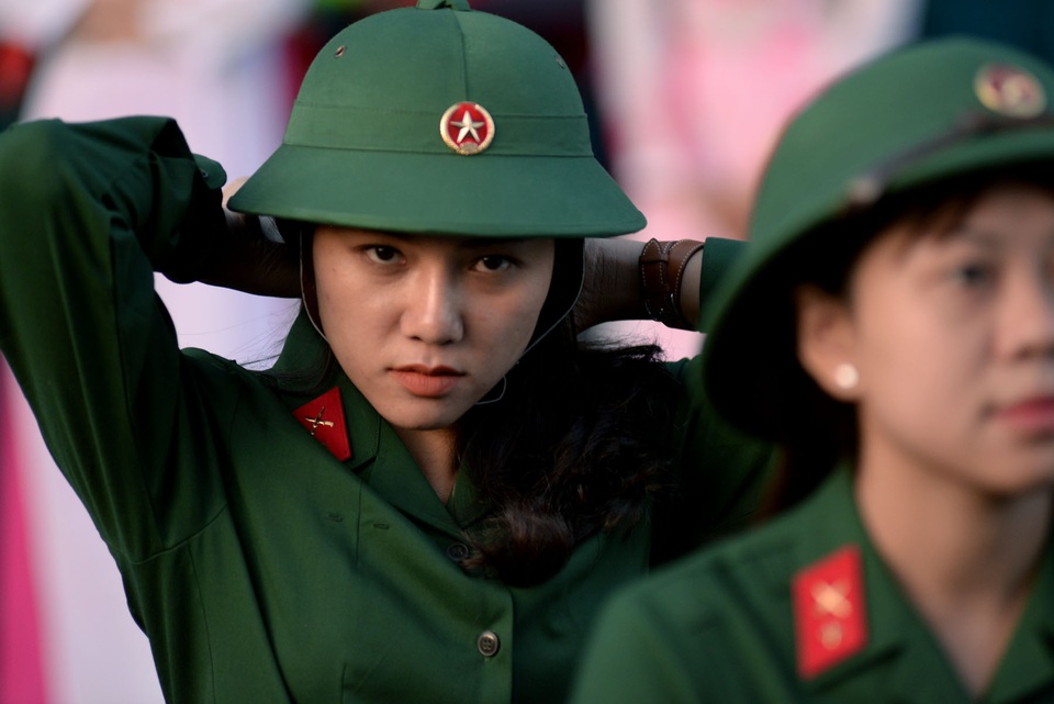 Những cô gái trẻ, gác lại chuyện riêng để thực hiện nghĩa vụ của 1 công dân.