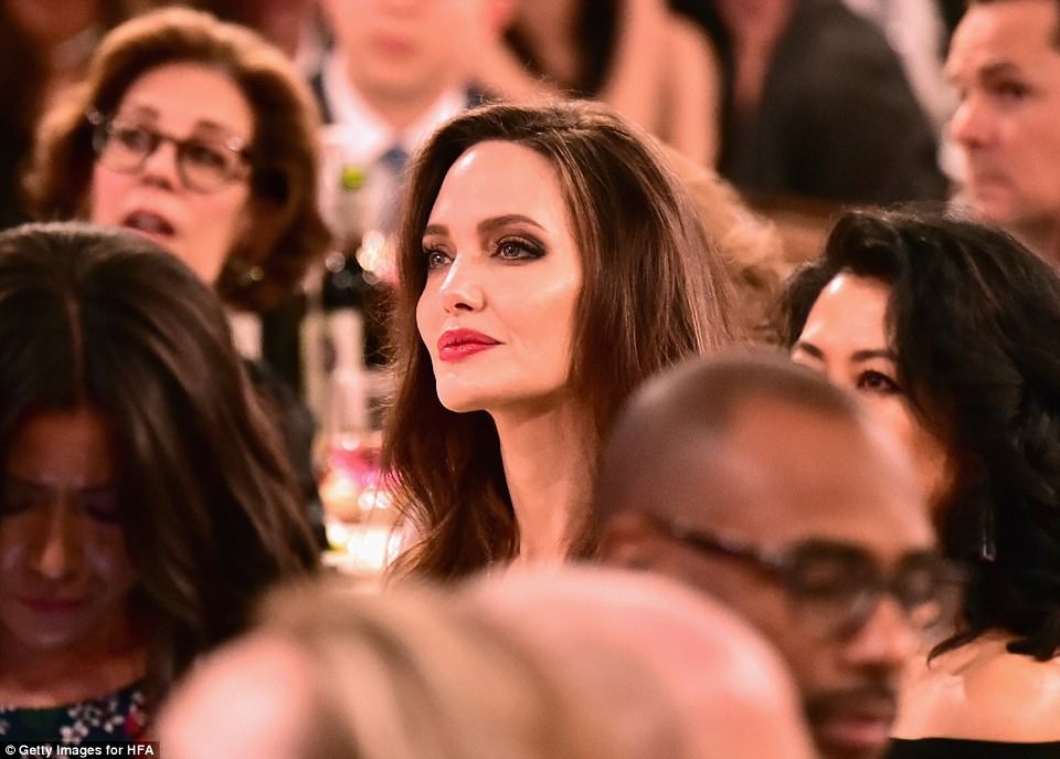 Angelina Jolie thanh lịch trên thảm đỏ - 7
Bà mẹ 6 con từng đùa rằng cô phải làm việc trở lại để kiếm tiền nuôi con