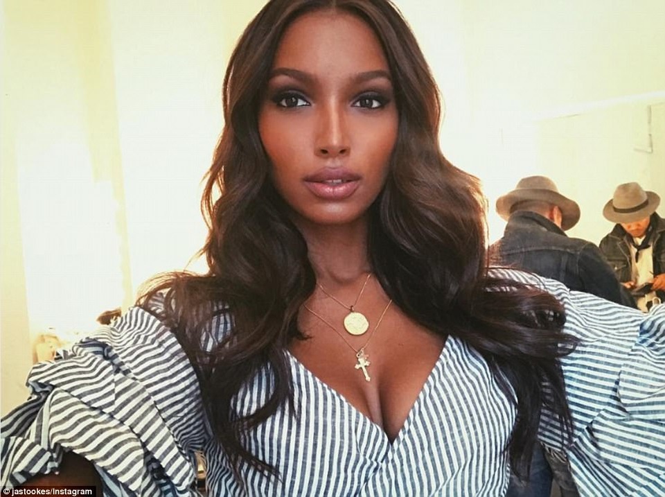 Dàn siêu mẫu nội y bận rộn thử đồ cho Victoria's Secret - 3
Người mẫu da màu này năm nay 26 tuổi