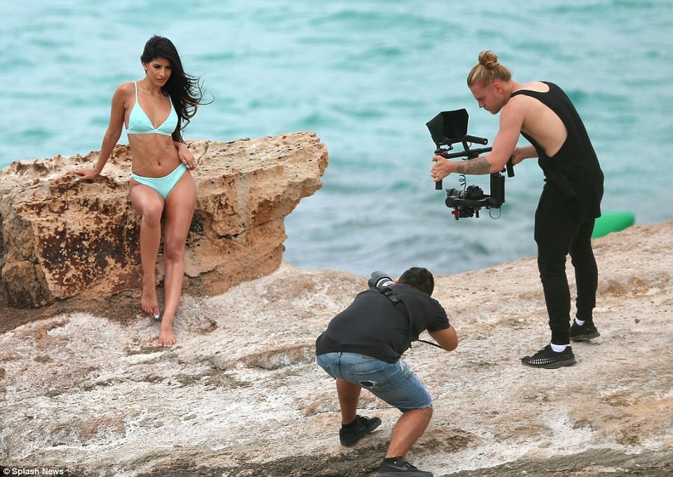 Mê mẩn thân hình hoàn hảo của người đẹp Anh - 7
Jasmin Walia không uống rượu, không trang điểm nhiều, uống 2,5l nước mỗi ngày để giữ da khỏe đẹp.