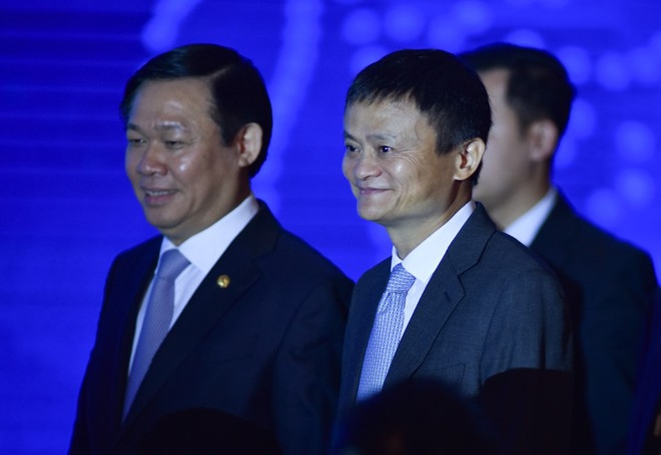 Jack Ma: "Để tiền mặt trong ví dễ bị móc túi, lừa đảo, tạo điều kiện cho tham nhũng..." - 3 Phó Thủ tướng Vương Đình Huệ cùng tỷ phú Jack Ma tham dự Diễn đàn Thanh toán điện tử Việt Nam 2017